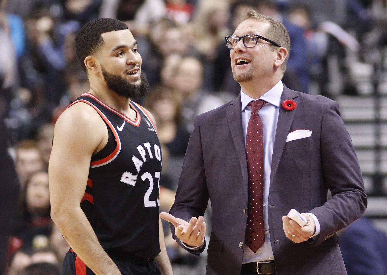 队被对手压 队被对手压